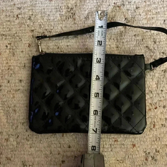 Unbranded Woman’s Wristlet With Patchwork Pattern - Picture 3 of 7